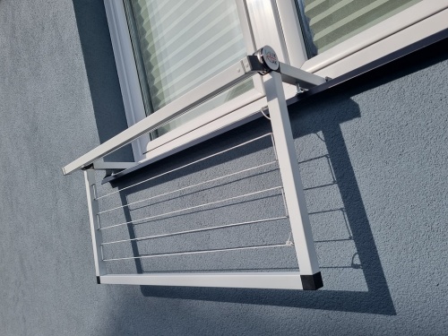 POLOHOVATELNÝ sušák na okno 6 poloh s madlem bez vrtání POLOHOVATELNÝ sušák na okno 6 poloh s madlem bez vrtání