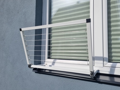 Sklopný sušák na okno 6 v 1 bez vrtání bez přitahovacího madla.