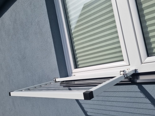 Sklopný sušák na okno 6 v 1 bez vrtání bez přitahovacího madla.