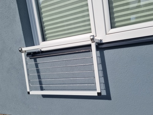 Sklopný sušák na okno 6 v 1 bez vrtání bez přitahovacího madla.