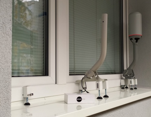 NEVRTANÝ UNIVERSÁLNÍ  DRŽÁK EXTERNÍCH PŘEDMĚTŮ pro okno