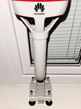 NEVRTANÝ UNIVERSÁLNÍ  DRŽÁK EXTERNÍCH PŘEDMĚTŮ pro okno